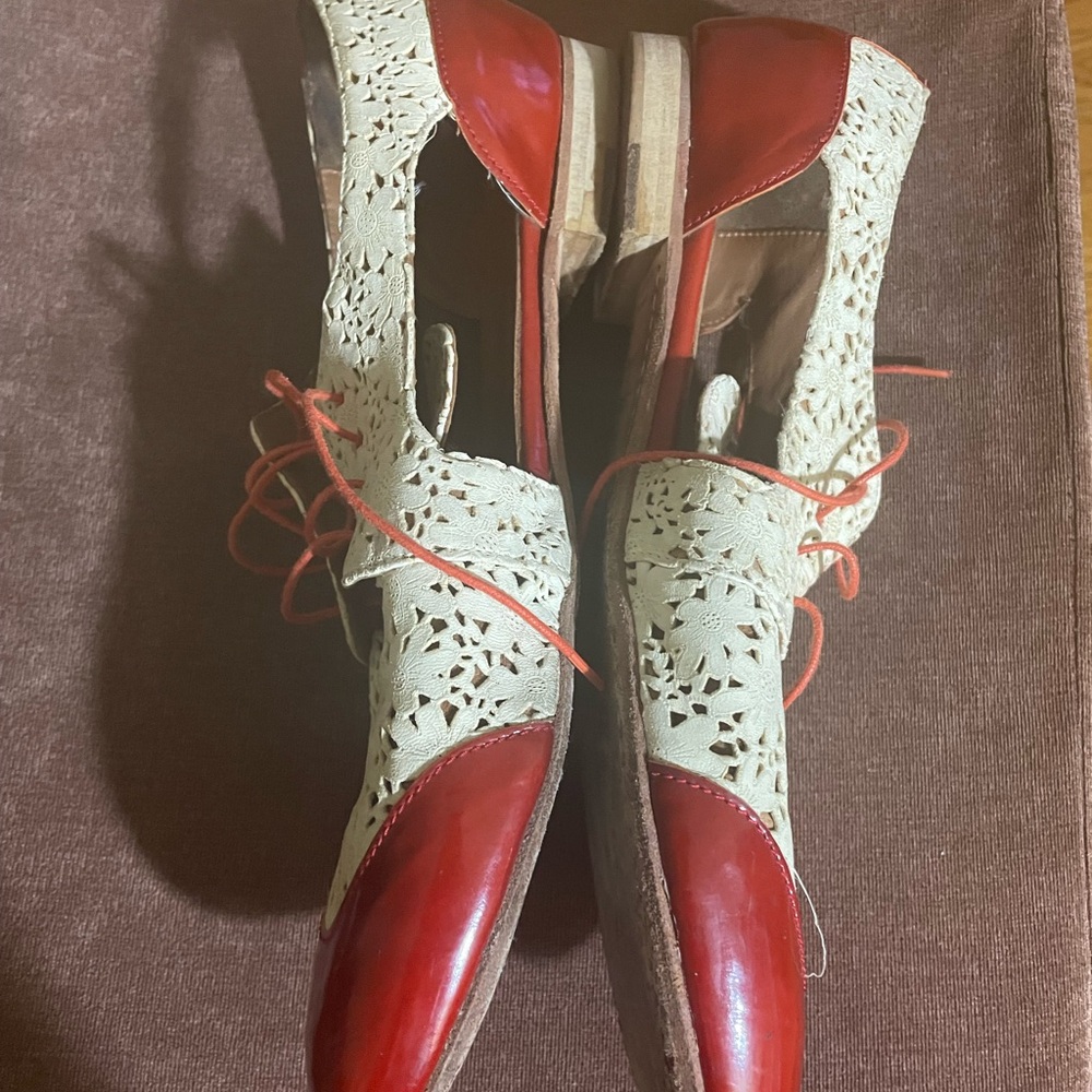 Latitude Femme Patent Leather and Laser Cut Leather Lace Up Flats - Picture 7 of 10